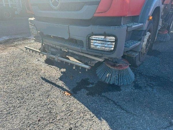 Road sweeper Mercedes-Benz 1829 L: picture 6
