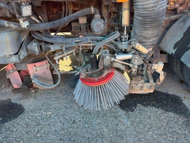 Road sweeper Mercedes-Benz 1829 L: picture 8
