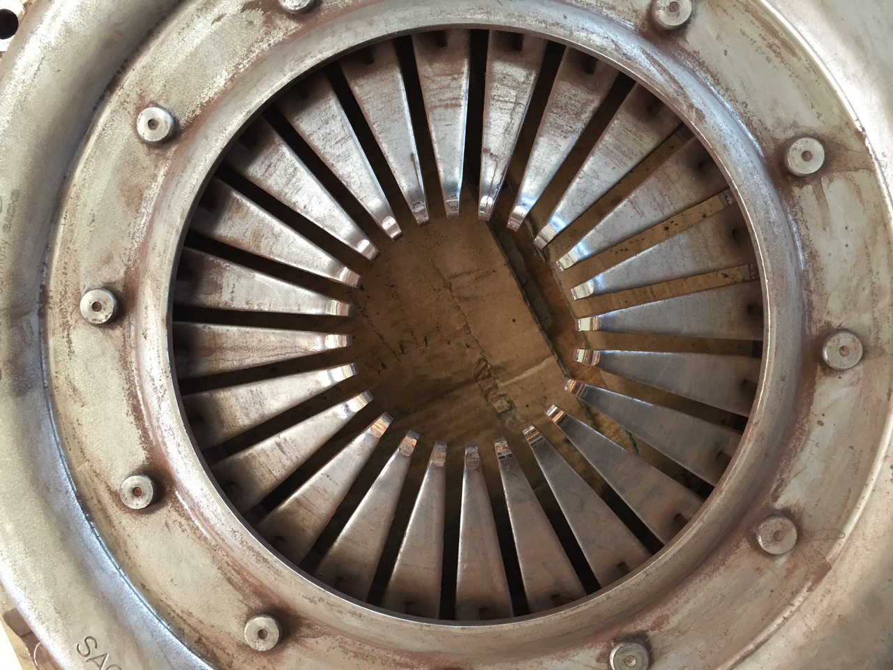 Gebrauchte Kupplungsdruckplatte MB Axor 1824, Motor Typ : OM 906 LA, Artikel - Nr. : A 007 250 15 04 - Clutch cover for Truck: picture 1 Gebrauchte Kupplungsdruckplatte MB Axor 1824, Motor Typ : OM 906 LA, Artikel - Nr. : A 007 250 15 04 - Clutch cover for Truck: picture 1