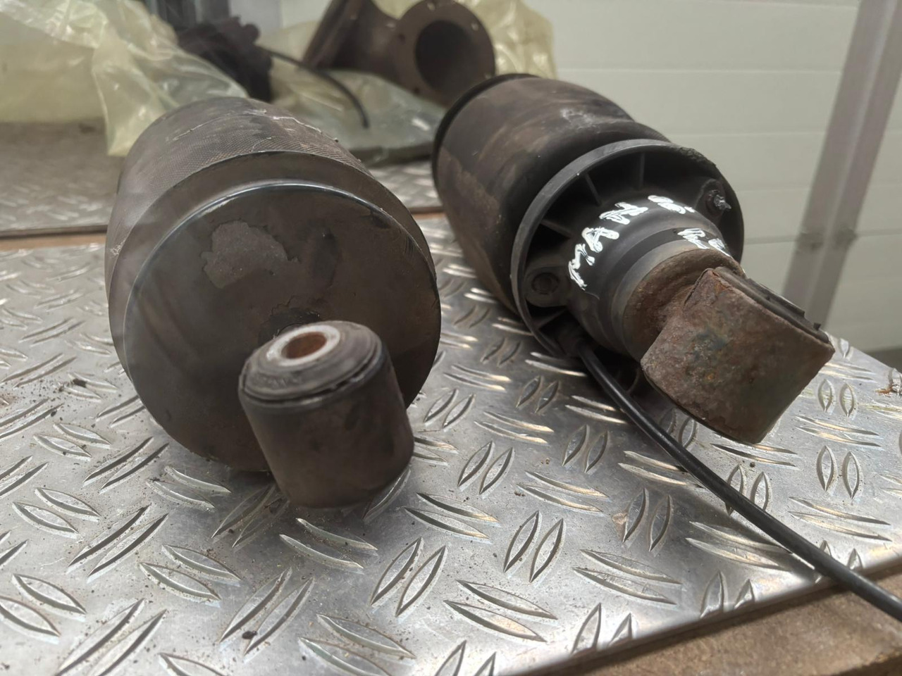 Gebrauchte Luftbälge MAN 8.180, Artikel - Nr. : 81.9999 - 9999 - Cab suspension for Truck: picture 1 Gebrauchte Luftbälge MAN 8.180, Artikel - Nr. : 81.9999 - 9999 - Cab suspension for Truck: picture 1