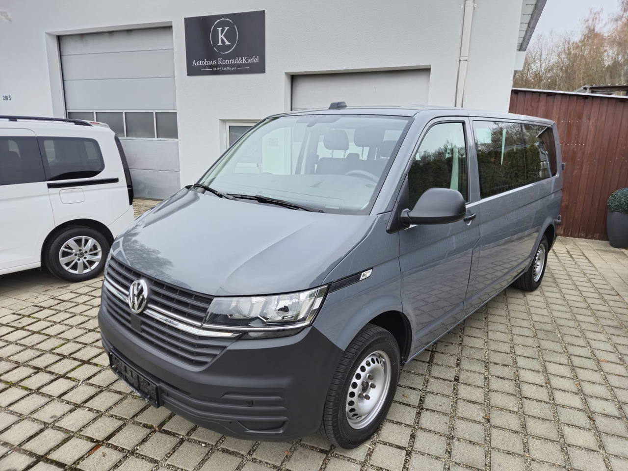 VOLKSWAGEN T6.1 Transporter Kombi LR/Navi/AppCon./6-Sitzer - Passenger van: picture 1 VOLKSWAGEN T6.1 Transporter Kombi LR/Navi/AppCon./6-Sitzer - Passenger van: picture 1