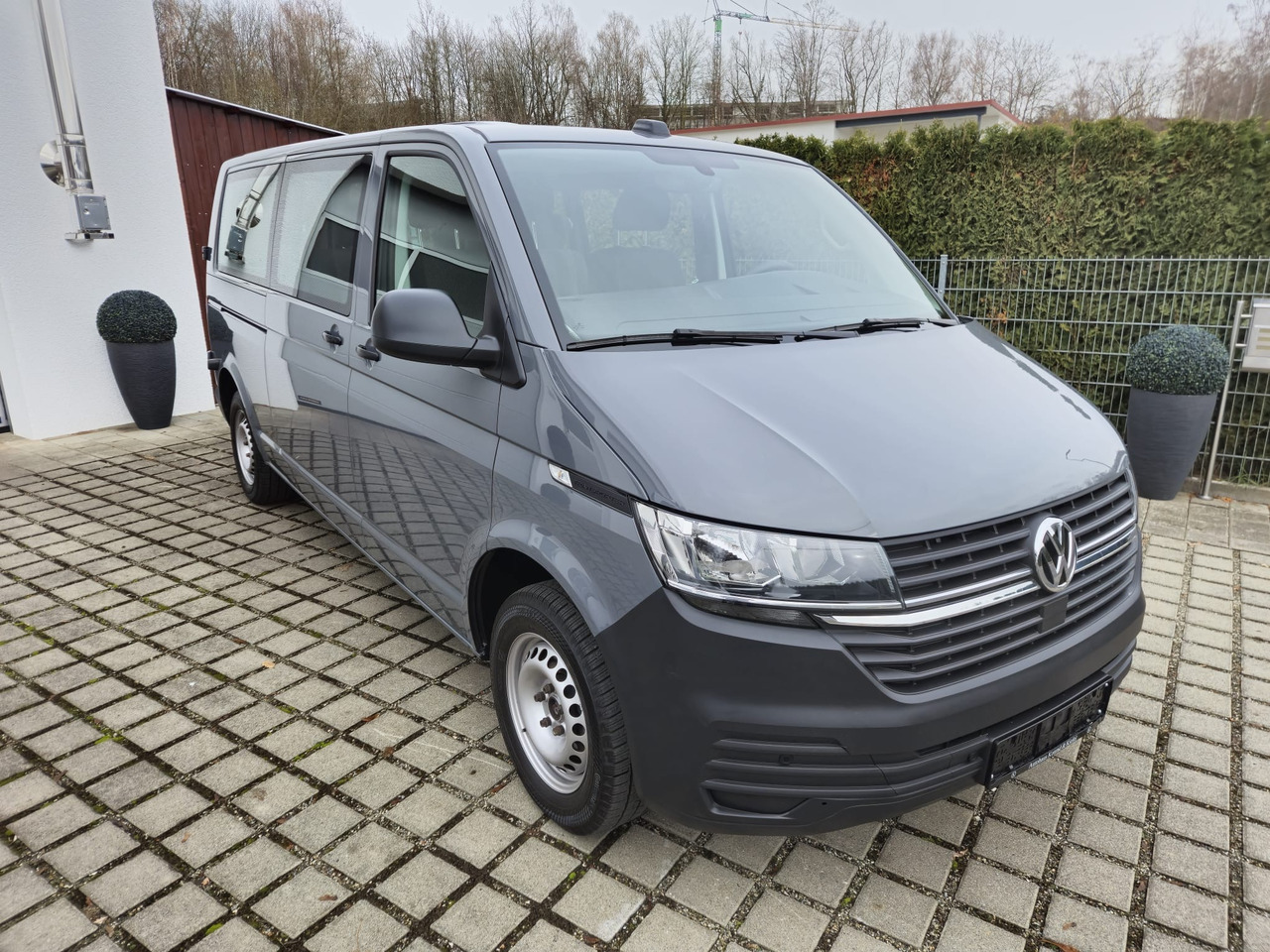 VOLKSWAGEN T6.1 Transporter Kombi LR/Navi/AppCon./6-Sitzer - Passenger van: picture 2 VOLKSWAGEN T6.1 Transporter Kombi LR/Navi/AppCon./6-Sitzer - Passenger van: picture 2