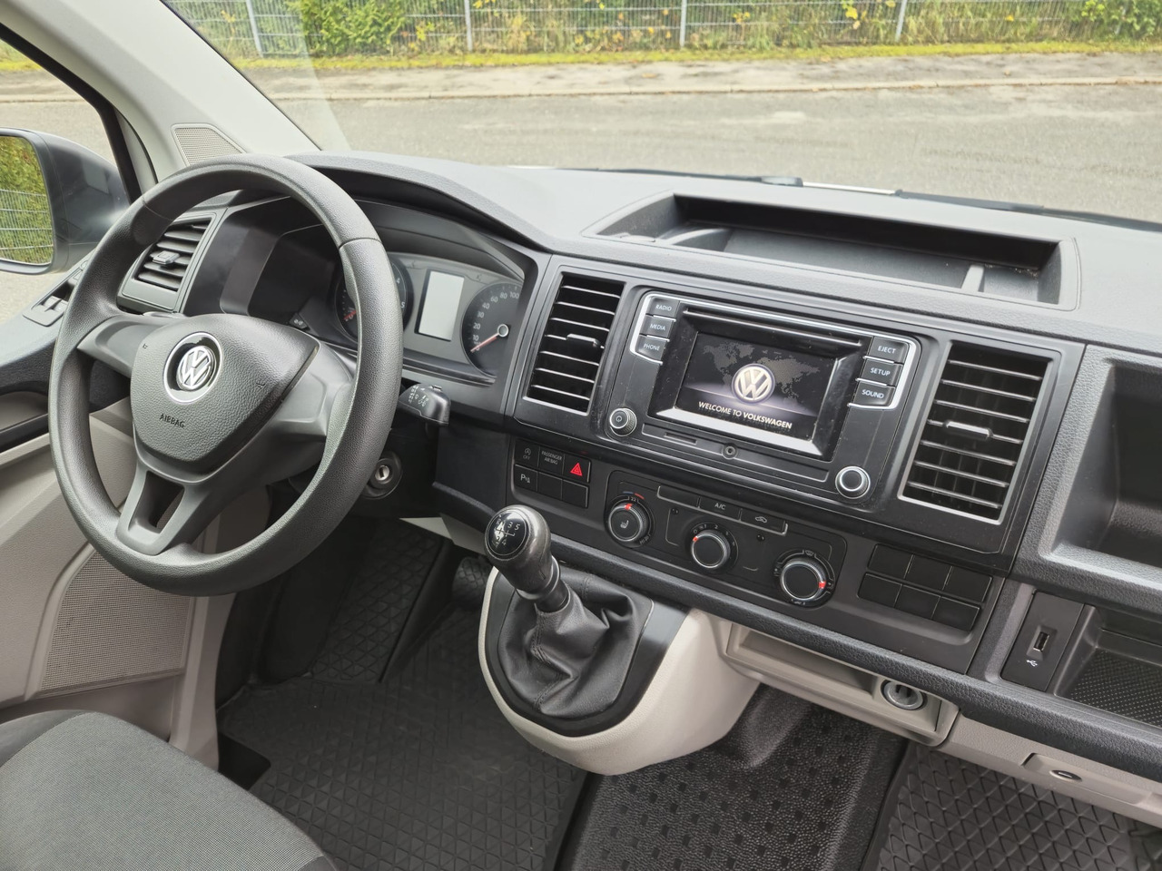 VOLKSWAGEN T6 Transporter Klima/PDC/AHK/Standheiz. - Panel van: picture 3 VOLKSWAGEN T6 Transporter Klima/PDC/AHK/Standheiz. - Panel van: picture 3