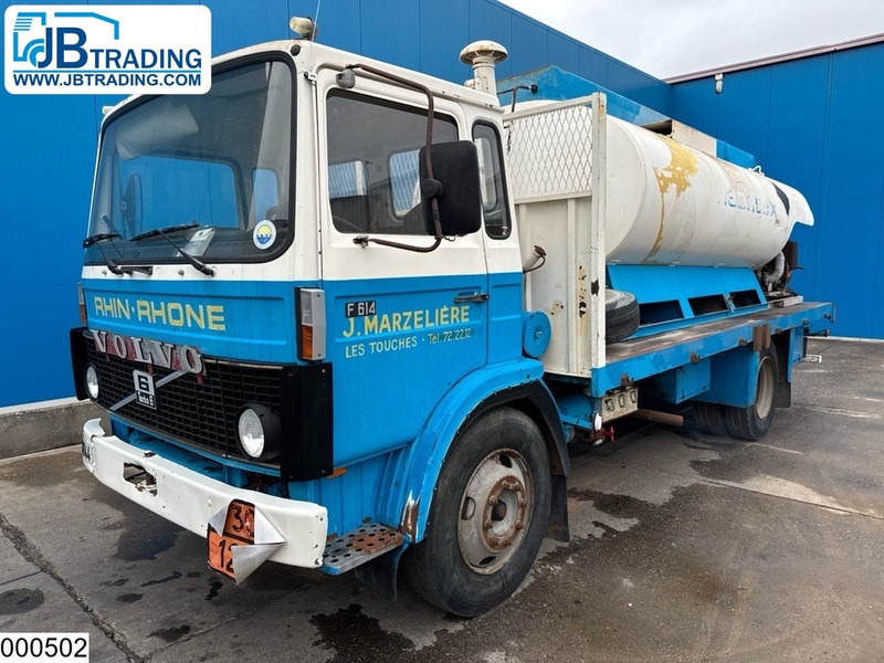 Volvo F 614 Manual, Steel suspension, Fuel, 8000 L - Tank truck: picture 1 Volvo F 614 Manual, Steel suspension, Fuel, 8000 L - Tank truck: picture 1