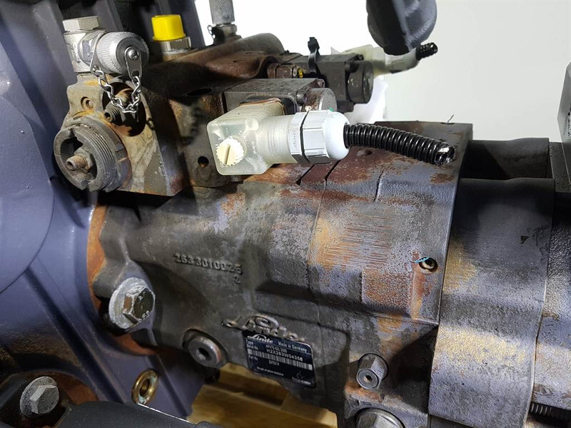 Linde HPV75-02 - Vögele - 2075214 -Drive pump/Fahrpumpe - Hydraulics for Construction machinery: picture 3 Linde HPV75-02 - Vögele - 2075214 -Drive pump/Fahrpumpe - Hydraulics for Construction machinery: picture 3