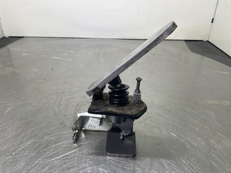O & K L25.5 - Gas pedal/Fusspedal/Gaspedaal - Cab and interior for Construction machinery: picture 3 O & K L25.5 - Gas pedal/Fusspedal/Gaspedaal - Cab and interior for Construction machinery: picture 3