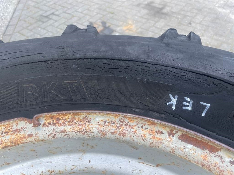 Schaeff SKS661-BKT 405/70-24 (16/70-24)-Tire/Reifen/Band - Wheels and tires for Construction machinery: picture 3 Schaeff SKS661-BKT 405/70-24 (16/70-24)-Tire/Reifen/Band - Wheels and tires for Construction machinery: picture 3