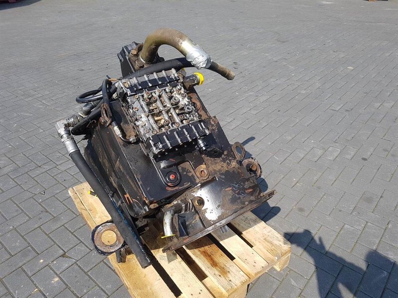 ZF - Transmission/Getriebe/Transmissiebak - Gearbox and parts for Construction machinery: picture 3 ZF - Transmission/Getriebe/Transmissiebak - Gearbox and parts for Construction machinery: picture 3