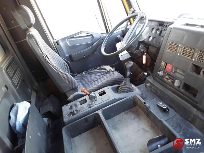 Interior photo 1: Tipper Iveco Eurotrakker 260 E 37 e2 manual pump