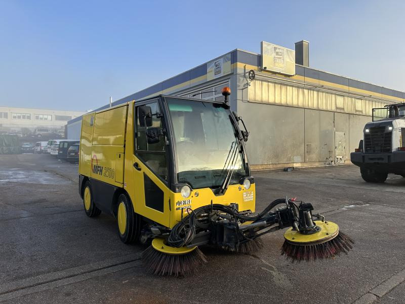 AEBI MATEC MFH 2500 Kehrmaschine Klima 3 Besen - Road sweeper: picture 2 AEBI MATEC MFH 2500 Kehrmaschine Klima 3 Besen - Road sweeper: picture 2