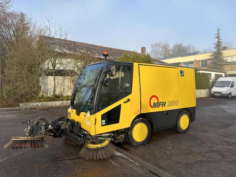 Diversen MFH 2500 Kehrmaschine Klima 3 Besen AEBI MATEC MFH 2500 Kehrmaschine Klima 3 Besen - Municipal/ Special vehicle: picture 4 Diversen MFH 2500 Kehrmaschine Klima 3 Besen AEBI MATEC MFH 2500 Kehrmaschine Klima 3 Besen - Municipal/ Special vehicle: picture 4