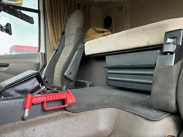 Tractor unit DAF CF 85 360 SPACECAB (ORIGINAL DUTCH TRUCK / LOW MILEAGE!!) (EURO 5 / 9.000 KG. FRONT-AXLE / AS-TRONIC / AIRCONDITIONING / FRONTVI: picture 6