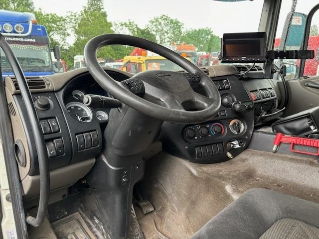 Interior photo 2: Tractor unit DAF CF 85 360 SPACECAB (ORIGINAL DUTCH TRUCK / LOW MILEAGE!!) (EURO 5 / 9.000 KG. FRONT-AXLE / AS-TRONIC / AIRCONDITIONING / FRONTVI