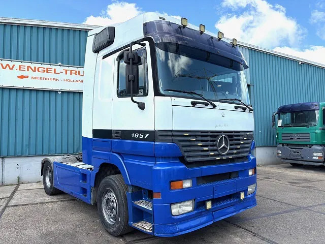 Mercedes-Benz Actros 1857 LS (MP1) MEGASPACE (EPS WITH CLUTCH (3-PEDALS) / RETARDER / REDUCTION AXLE / AIRCONDITIONING) - Tractor unit: picture 2 Mercedes-Benz Actros 1857 LS (MP1) MEGASPACE (EPS WITH CLUTCH (3-PEDALS) / RETARDER / REDUCTION AXLE / AIRCONDITIONING) - Tractor unit: picture 2