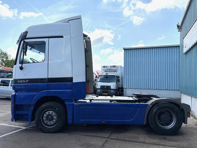 Mercedes-Benz Actros 1857 LS (MP1) MEGASPACE (EPS WITH CLUTCH (3-PEDALS) / RETARDER / REDUCTION AXLE / AIRCONDITIONING) - Tractor unit: picture 5 Mercedes-Benz Actros 1857 LS (MP1) MEGASPACE (EPS WITH CLUTCH (3-PEDALS) / RETARDER / REDUCTION AXLE / AIRCONDITIONING) - Tractor unit: picture 5
