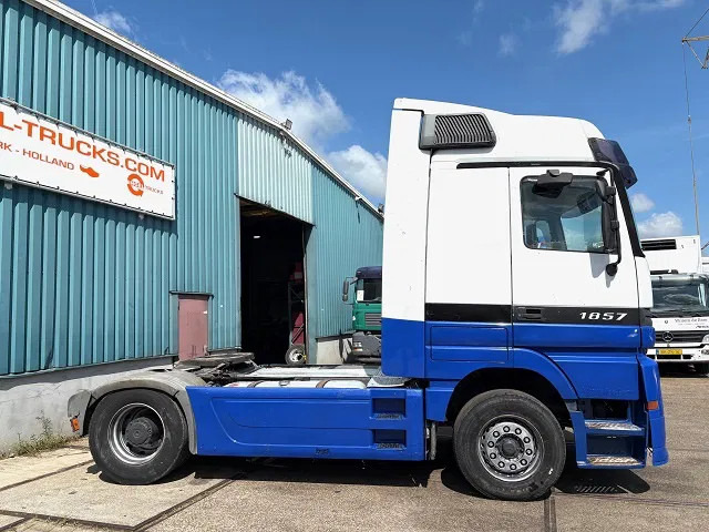 Mercedes-Benz Actros 1857 LS (MP1) MEGASPACE (EPS WITH CLUTCH (3-PEDALS) / RETARDER / REDUCTION AXLE / AIRCONDITIONING) - Tractor unit: picture 4 Mercedes-Benz Actros 1857 LS (MP1) MEGASPACE (EPS WITH CLUTCH (3-PEDALS) / RETARDER / REDUCTION AXLE / AIRCONDITIONING) - Tractor unit: picture 4