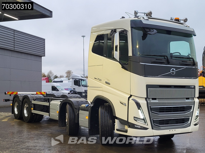 Volvo FH16 750 FH 8X4 NEW 8x4 chassis! Air suspension Big-Axle Automatic VEB+ Euro 6 - Cab chassis truck: picture 3 Volvo FH16 750 FH 8X4 NEW 8x4 chassis! Air suspension Big-Axle Automatic VEB+ Euro 6 - Cab chassis truck: picture 3
