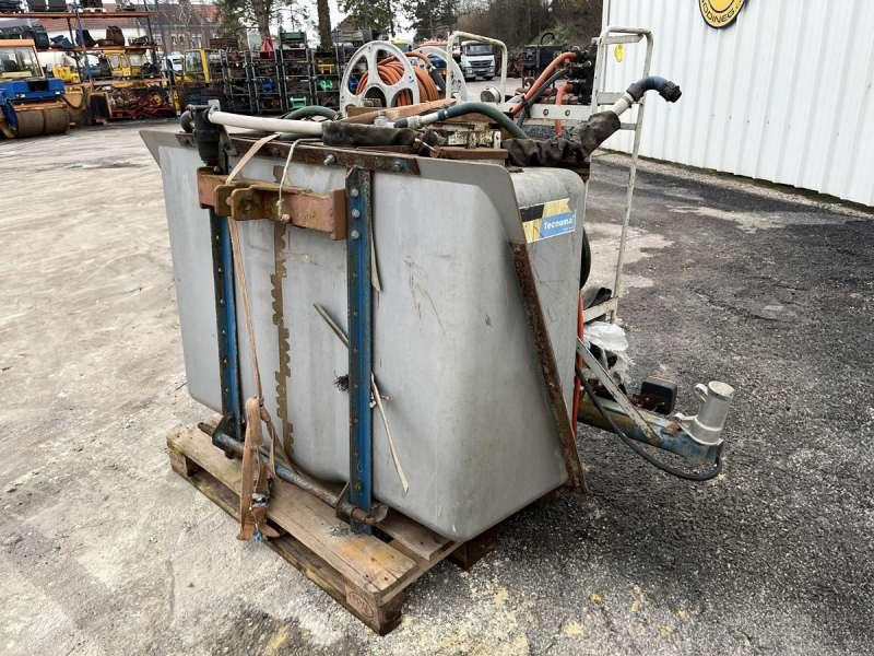 Tecnoma CUVE DE TRAITEMENT PHYTO - Tractor mounted sprayer: picture 2 Tecnoma CUVE DE TRAITEMENT PHYTO - Tractor mounted sprayer: picture 2