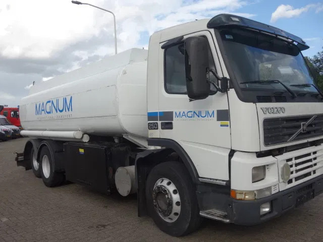 Volvo FM 250 STEELSPRINGS 18000LITERTANK MANUALE FUEL PUMP - Tank truck: picture 1 Volvo FM 250 STEELSPRINGS 18000LITERTANK MANUALE FUEL PUMP - Tank truck: picture 1