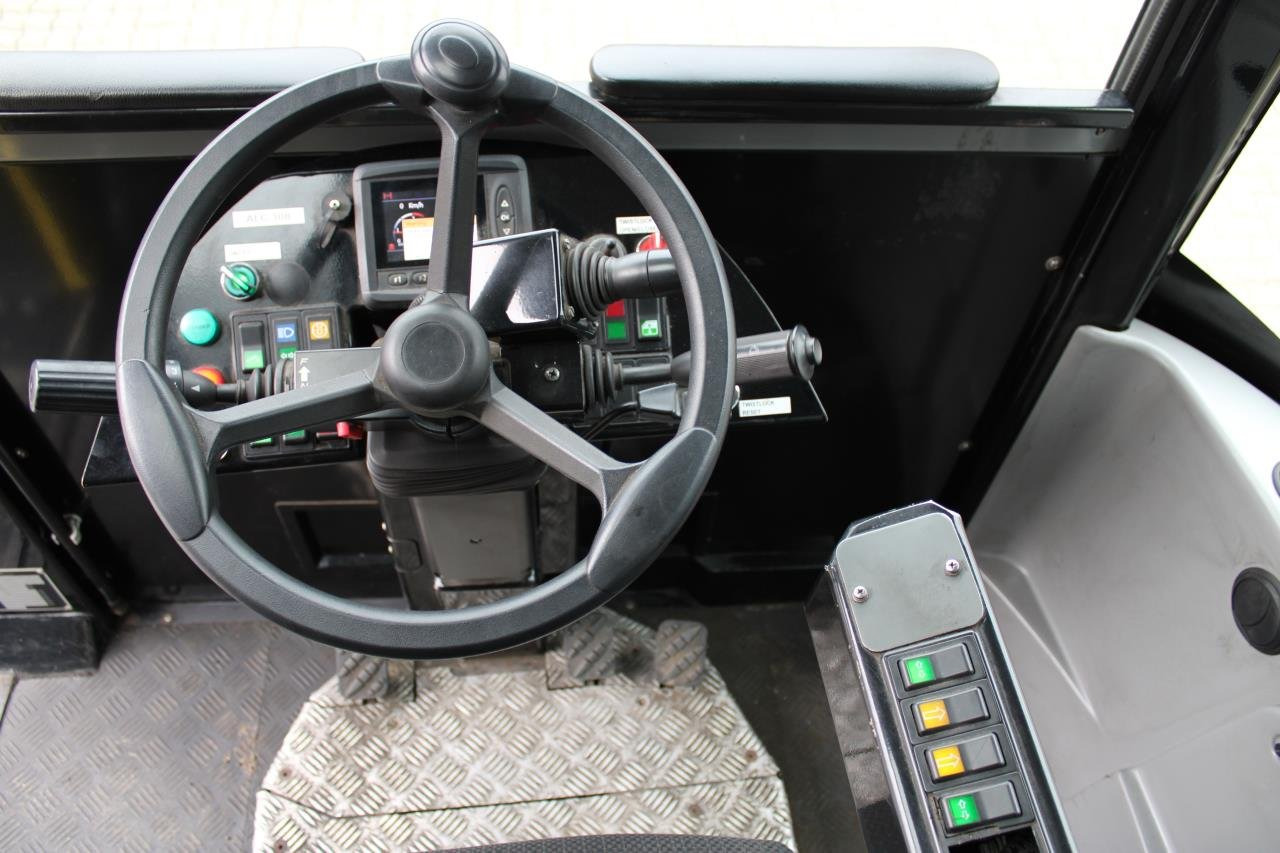 MOL RM255 4X4 - Terminal tractor: picture 4 MOL RM255 4X4 - Terminal tractor: picture 4