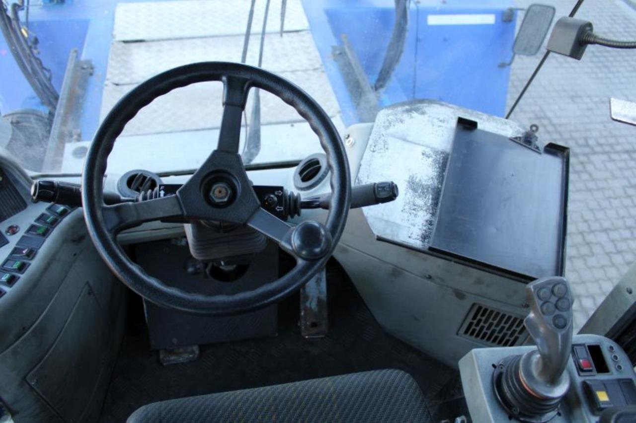 SMV SC108TA6 - Reach stacker: picture 4 SMV SC108TA6 - Reach stacker: picture 4