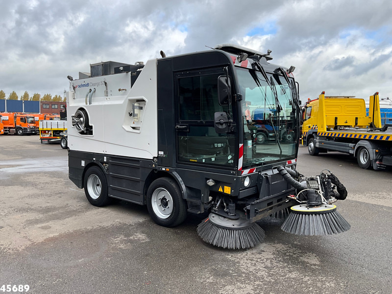Schmidt Cleango Compact 500 Euro 6 with 3-rd brush Just 4.260 km! - Road sweeper: picture 4 Schmidt Cleango Compact 500 Euro 6 with 3-rd brush Just 4.260 km! - Road sweeper: picture 4