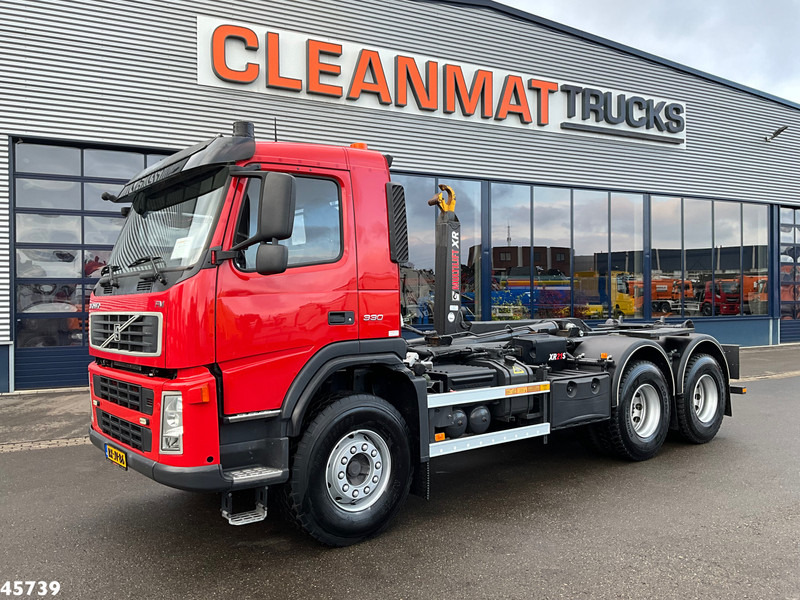 Volvo FM 330 6x4 Hiab 21 Ton haakarmsysteem Just 35.598 Km! - Hook lift truck: picture 2 Volvo FM 330 6x4 Hiab 21 Ton haakarmsysteem Just 35.598 Km! - Hook lift truck: picture 2