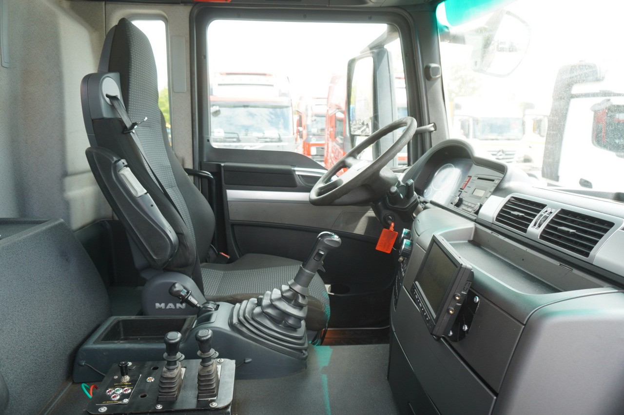 Slurry tanker MAN TGS 35.400 8 × 4 E5 / HYVA HOOK LIFT 32.56 SE / Septic barrel 13000 L: picture 28