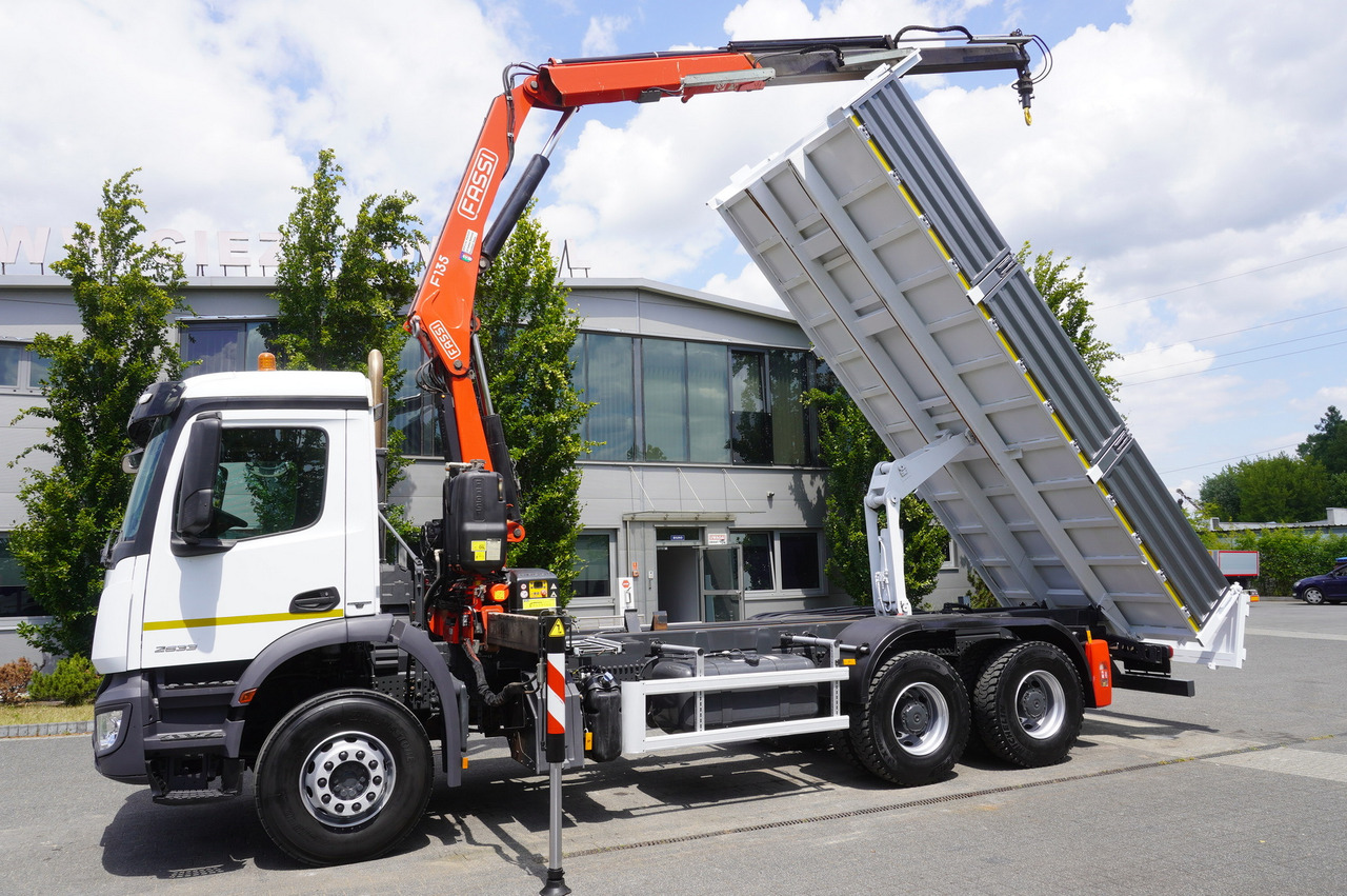 MERCEDES-BENZ AROCS 2633 6x4 / 5.5 T crane FASSI F135 / Tipper 15 EPAL - Crane truck: picture 5 MERCEDES-BENZ AROCS 2633 6x4 / 5.5 T crane FASSI F135 / Tipper 15 EPAL - Crane truck: picture 5