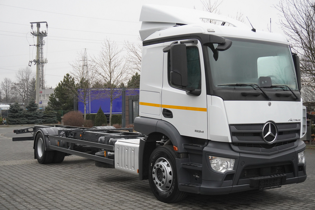 MERCEDES-BENZ Actros 1824 / 9.1 m chassis / sleeping cabin - Cab chassis truck: picture 1 MERCEDES-BENZ Actros 1824 / 9.1 m chassis / sleeping cabin - Cab chassis truck: picture 1