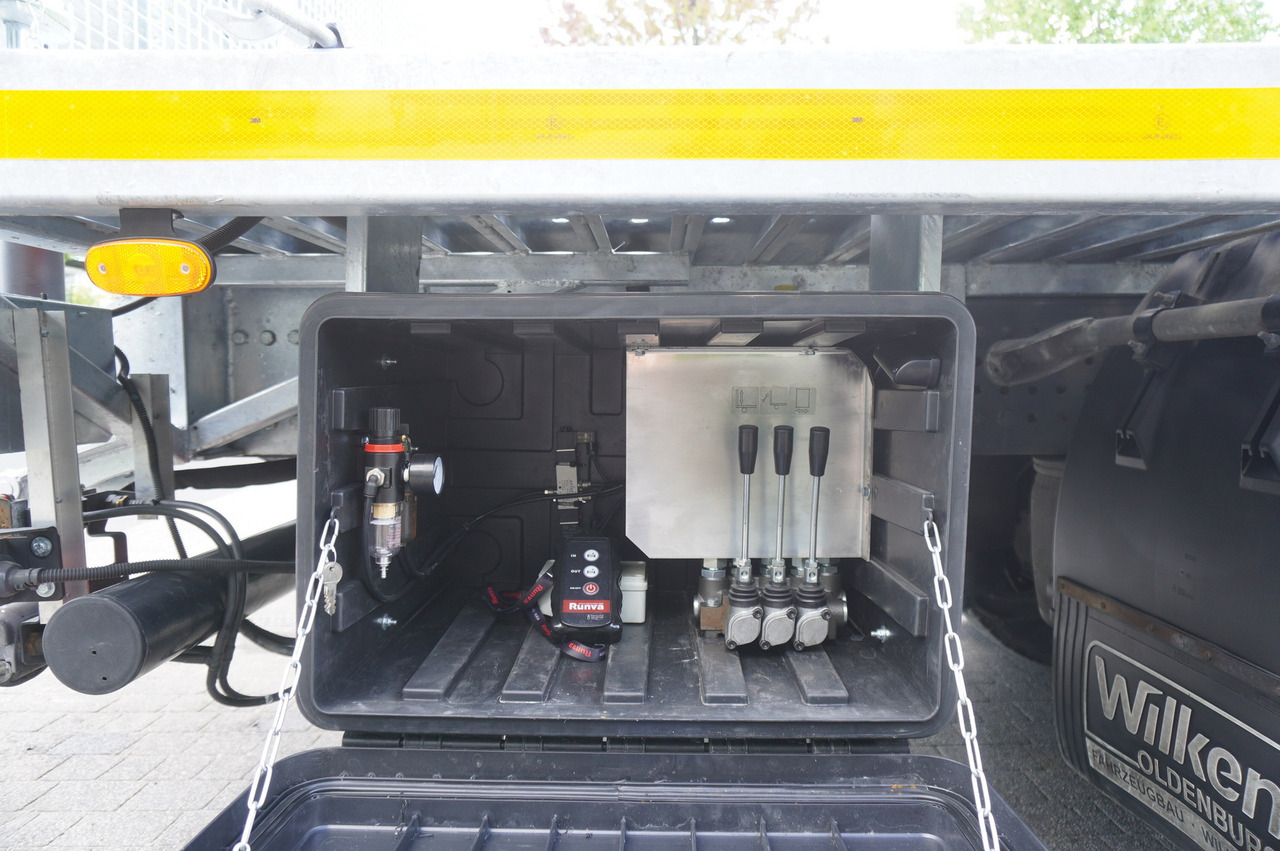 Tow truck MERCEDES-BENZ Actros 1845 4×2 E6 / NEW tow truck platform 8.3 m / Sleeper cab: picture 18