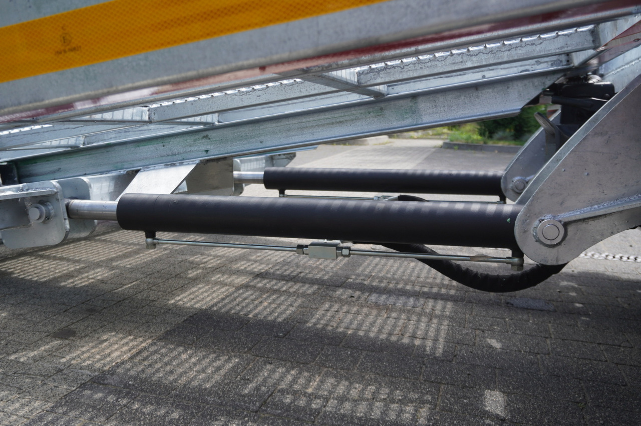 Tow truck MERCEDES-BENZ Actros 1845 4×2 E6 / NEW tow truck platform 8.3 m / Sleeper cab: picture 16