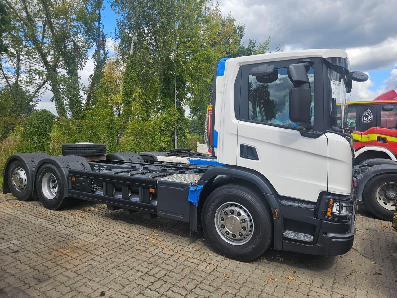 SCANIA P 340 B6x2*4NA / chassis frame / steering axle / CNG - Cab chassis truck: picture 2 SCANIA P 340 B6x2*4NA / chassis frame / steering axle / CNG - Cab chassis truck: picture 2