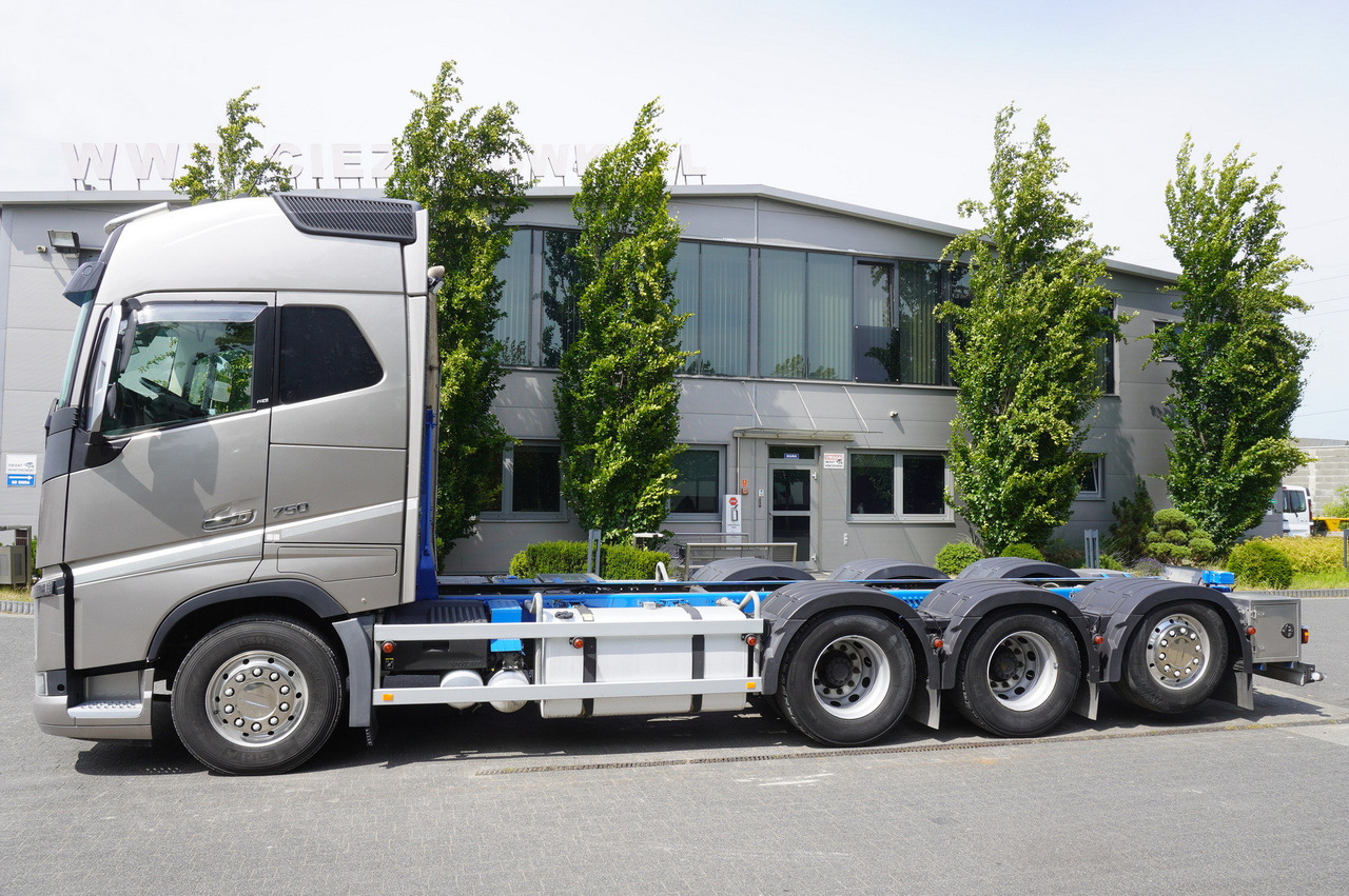 VOLVO Volvo FH16 750 8x4x4 / 750 HP! / Frame 685 cm / Steered 4th axle - Cab chassis truck: picture 3 VOLVO Volvo FH16 750 8x4x4 / 750 HP! / Frame 685 cm / Steered 4th axle - Cab chassis truck: picture 3