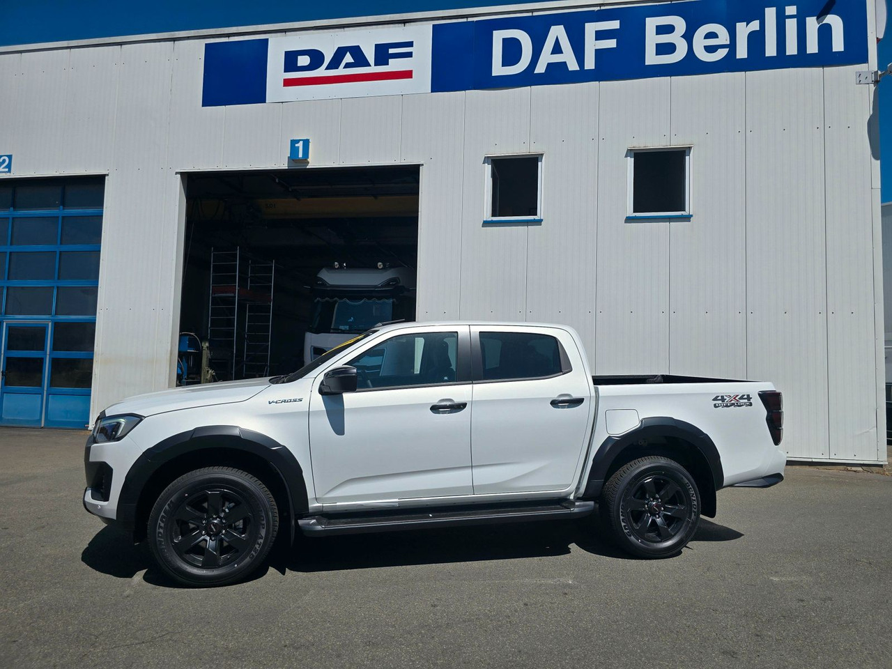 Isuzu D-Max V-Cross Dolomite Weiß Metallic - SUV: picture 1 Isuzu D-Max V-Cross Dolomite Weiß Metallic - SUV: picture 1