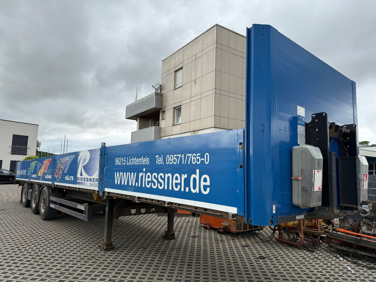 Kögel S 24-1 Mit Lenkachse und Annahme Stapler - Dropside/ Flatbed semi-trailer: picture 1 Kögel S 24-1 Mit Lenkachse und Annahme Stapler - Dropside/ Flatbed semi-trailer: picture 1