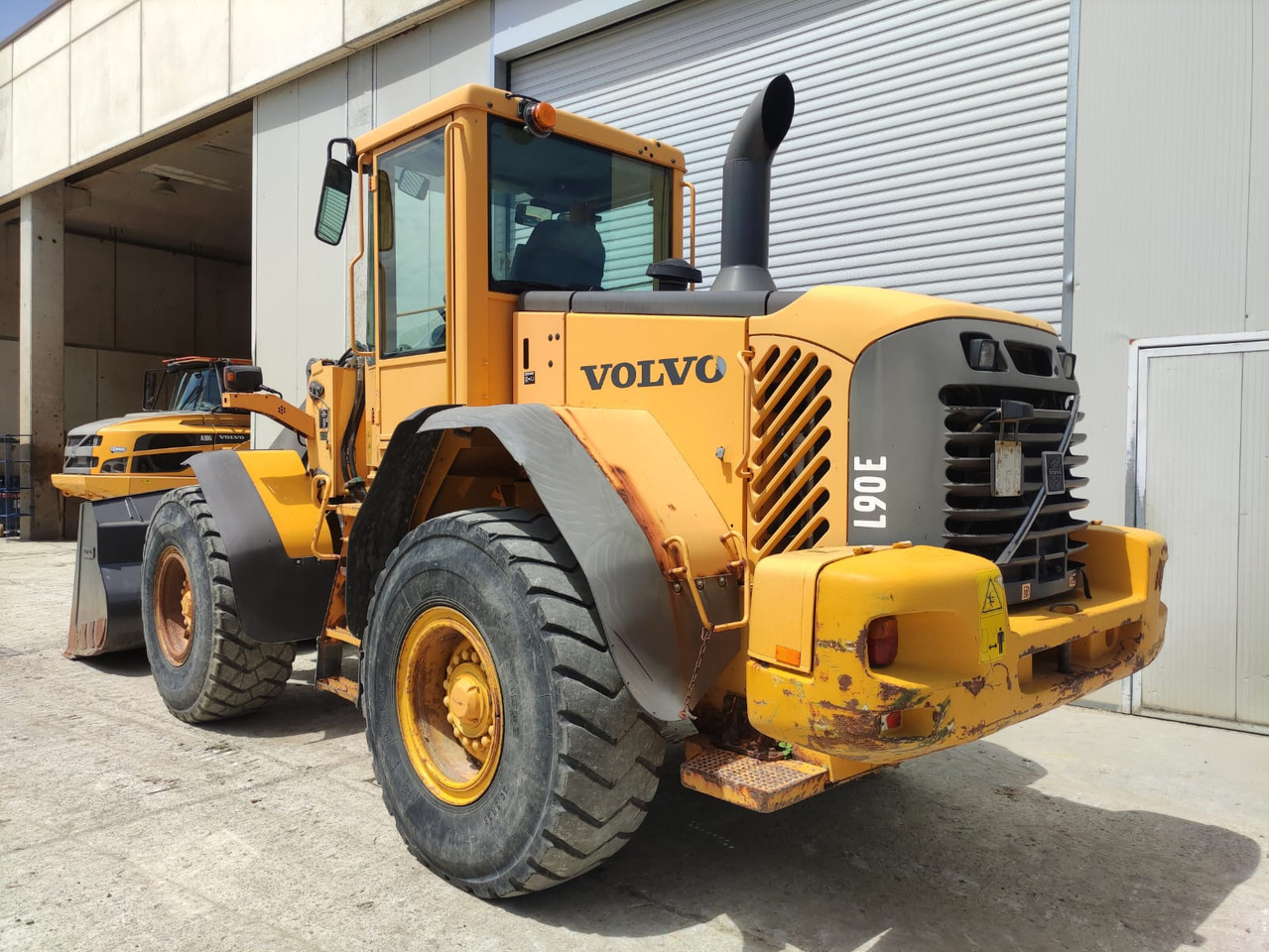 VOLVO L90E - Wheel loader: picture 2 VOLVO L90E - Wheel loader: picture 2
