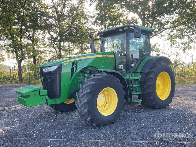 John Deere 8260R 4WD Tractor - Farm tractor: picture 2 John Deere 8260R 4WD Tractor - Farm tractor: picture 2