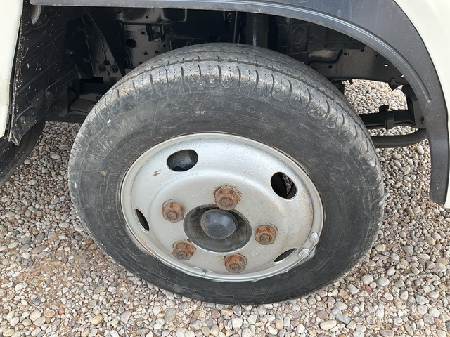 Dropside/ Flatbed truck 2006 Isuzu NPR77 4x2 Crew Cab Flatbed Truck: picture 6