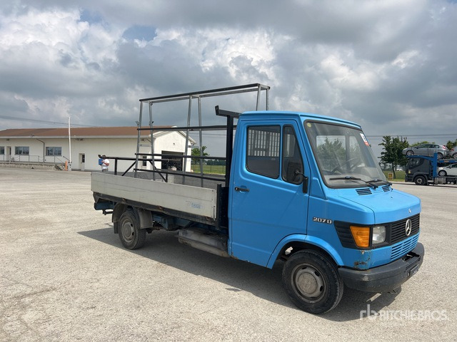 1980 Mercedes-Benz 207D Flatbed Truck - Dropside/ Flatbed truck: picture 3 1980 Mercedes-Benz 207D Flatbed Truck - Dropside/ Flatbed truck: picture 3