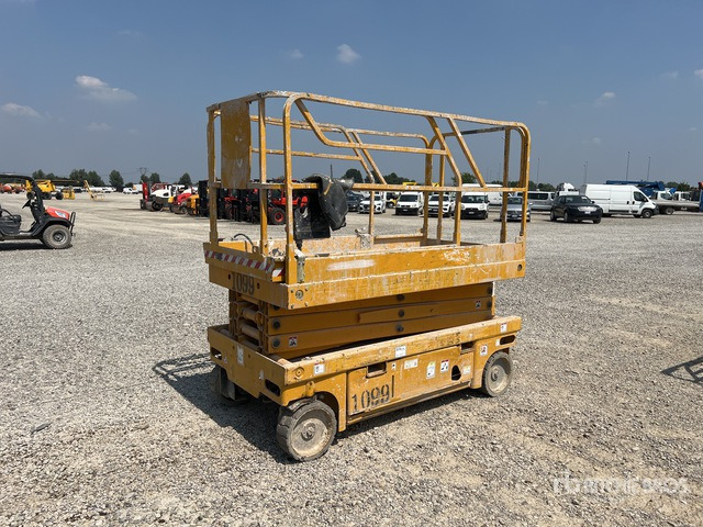 2006 Haulotte Compact 10 Electric (Inoperable) Scissor Lift - Scissor lift: picture 3 2006 Haulotte Compact 10 Electric (Inoperable) Scissor Lift - Scissor lift: picture 3