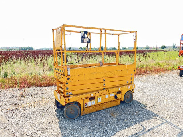 2006 Haulotte Compact 10N Electric (Inoperable) Scissor Lift - Scissor lift: picture 3 2006 Haulotte Compact 10N Electric (Inoperable) Scissor Lift - Scissor lift: picture 3