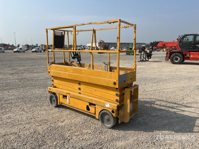 2007 Haulotte Compact 10N Electric (Inoperable) Scissor Lift - Scissor lift: picture 4 2007 Haulotte Compact 10N Electric (Inoperable) Scissor Lift - Scissor lift: picture 4