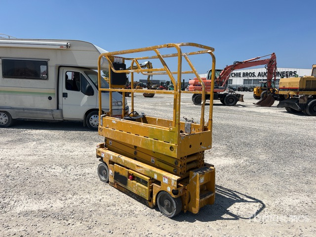 2009 Haulotte COMPACT8 (Inoperable) Scissor Lift - Scissor lift: picture 4 2009 Haulotte COMPACT8 (Inoperable) Scissor Lift - Scissor lift: picture 4