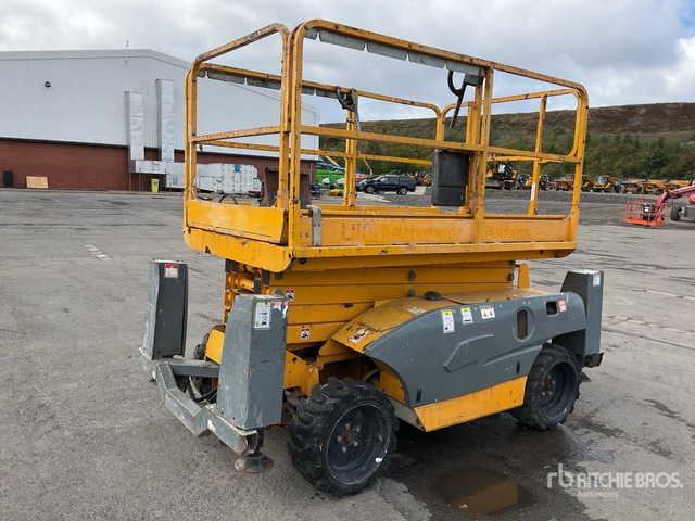 2014 Haulotte COMPACT 12DX 4x4 Diesel Scissor Lift - Scissor lift: picture 3 2014 Haulotte COMPACT 12DX 4x4 Diesel Scissor Lift - Scissor lift: picture 3