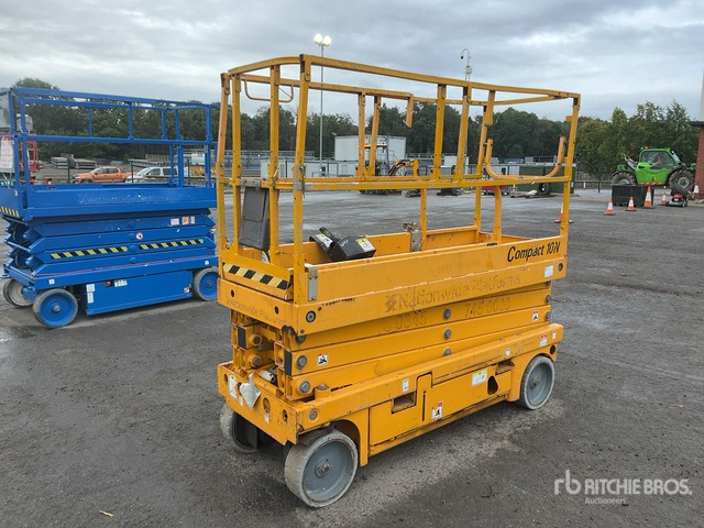 2014 Haulotte Compact 10N Electric Scissor Lift - Scissor lift: picture 3 2014 Haulotte Compact 10N Electric Scissor Lift - Scissor lift: picture 3