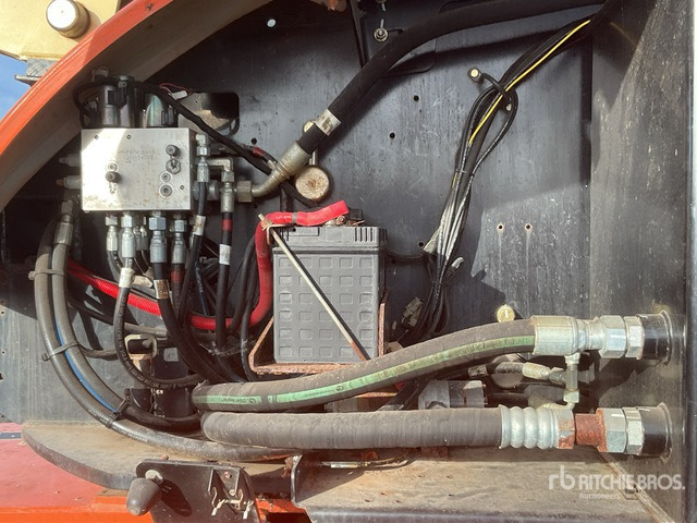 2014 JLG 860SJ 4WD Diesel Articulating Boom Lift - Articulated boom: picture 5 2014 JLG 860SJ 4WD Diesel Articulating Boom Lift - Articulated boom: picture 5