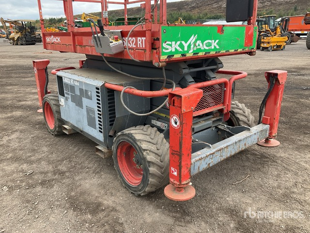 2014 Skyjack SJ6832RT 4x4 Diesel Scissor Lift - Scissor lift: picture 5 2014 Skyjack SJ6832RT 4x4 Diesel Scissor Lift - Scissor lift: picture 5
