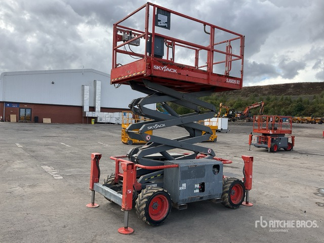 2015 Skyjack SJ6826 RT 4x4 Diesel Scissor Lift - Scissor lift: picture 1 2015 Skyjack SJ6826 RT 4x4 Diesel Scissor Lift - Scissor lift: picture 1