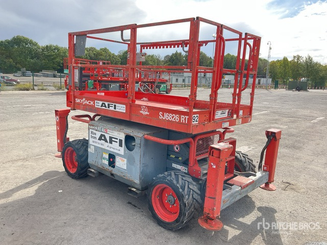 2015 Skyjack SJ6826 RT 4x4 Diesel Scissor Lift - Scissor lift: picture 4 2015 Skyjack SJ6826 RT 4x4 Diesel Scissor Lift - Scissor lift: picture 4